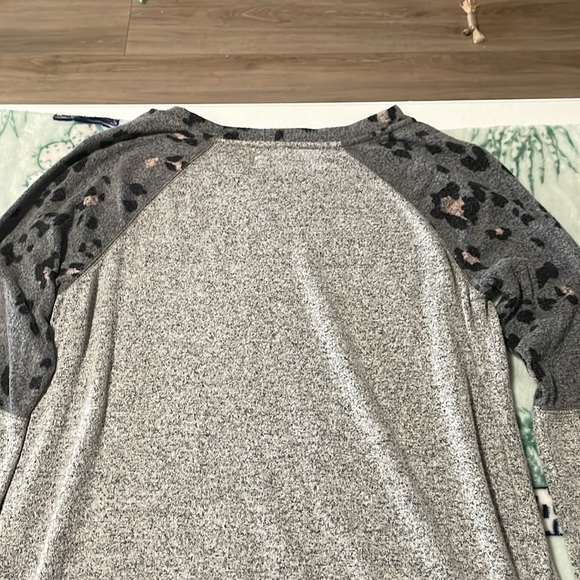 Long sleeve leopard detail shirt - Picture 6 of 6